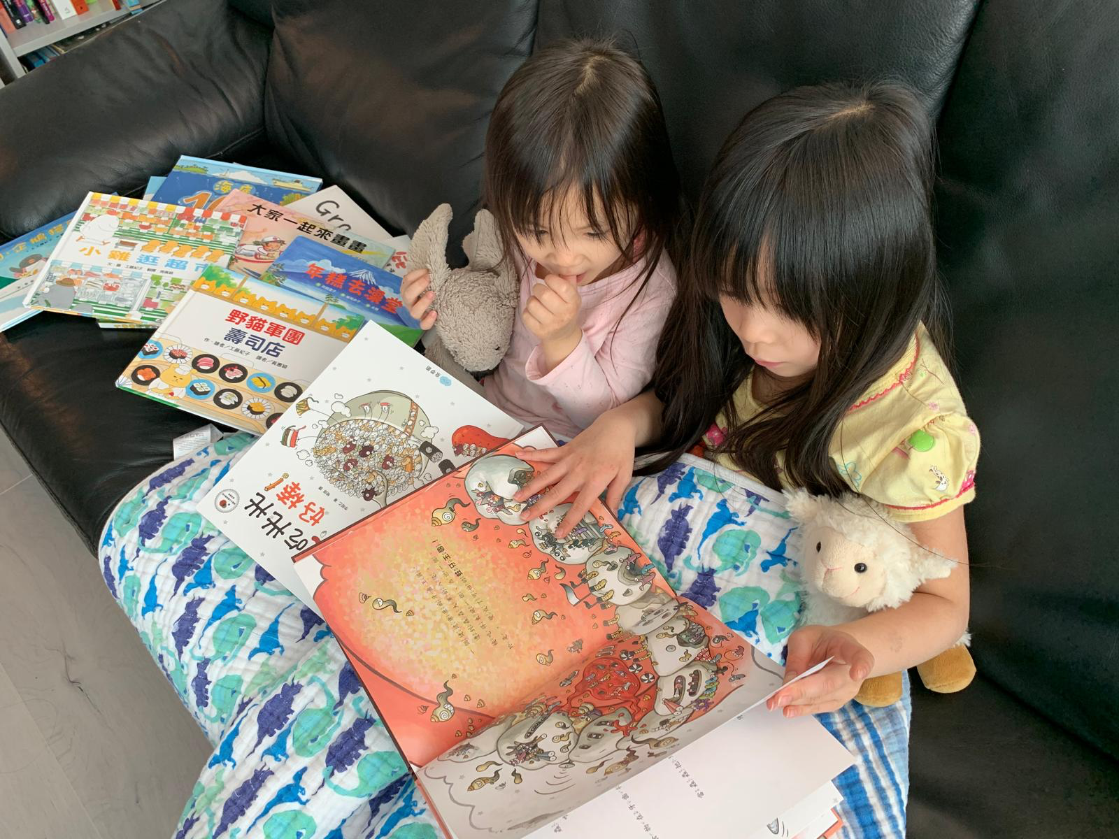 girls reading chinese books